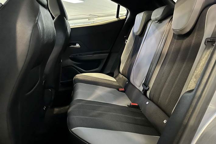 Grå Opel Mokka-e fra 2023