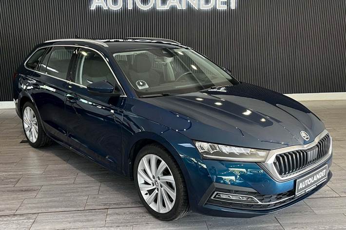 Blå Skoda Octavia fra 2021 set udefra
