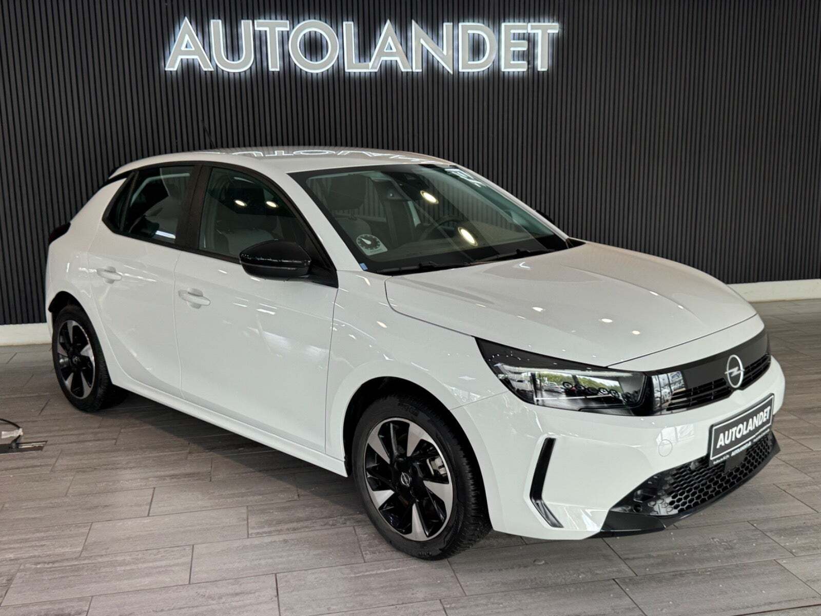 Hvid Opel Corsa-e fra 2024 set udefra