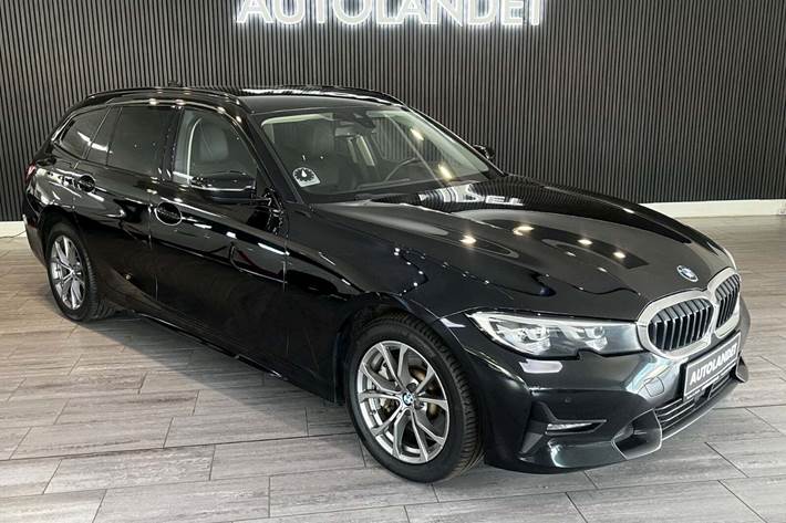 Sort BMW 330e fra 2021 set udefra
