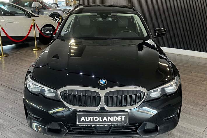 Sort BMW 330e fra 2021