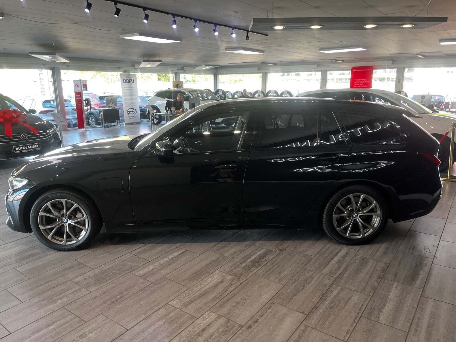 Sort BMW 330e fra 2021