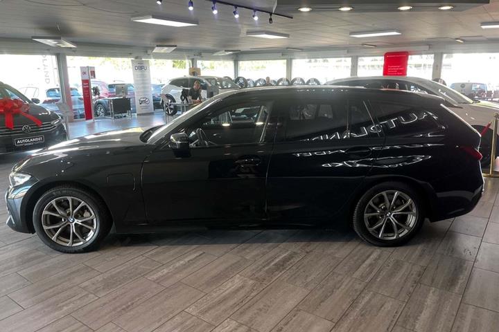 Sort BMW 330e fra 2021