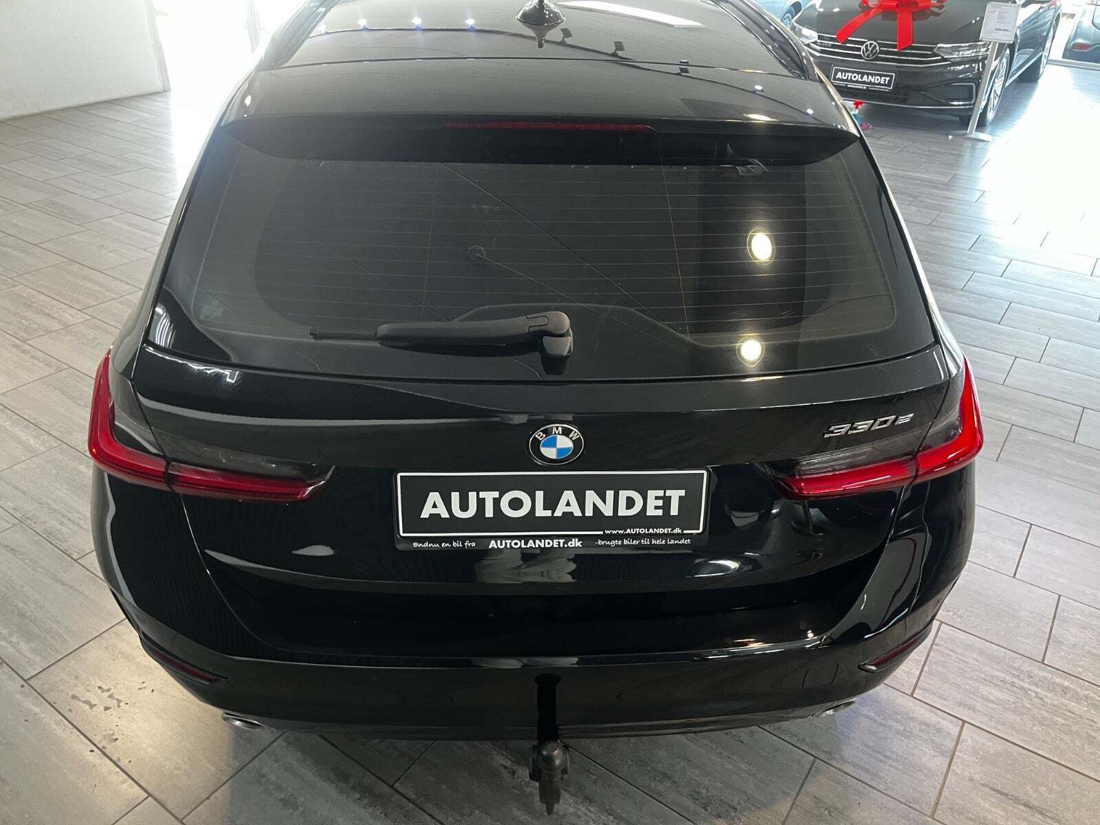 Sort BMW 330e fra 2021