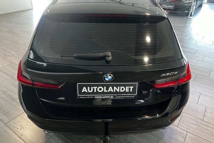 Sort BMW 330e fra 2021