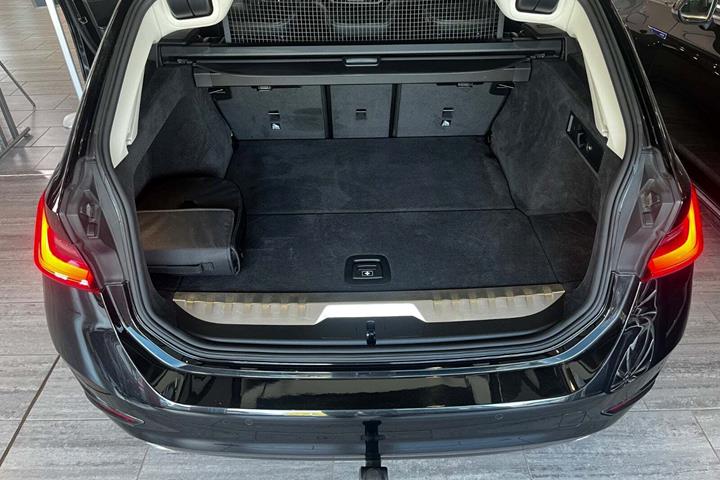 Sort BMW 330e fra 2021