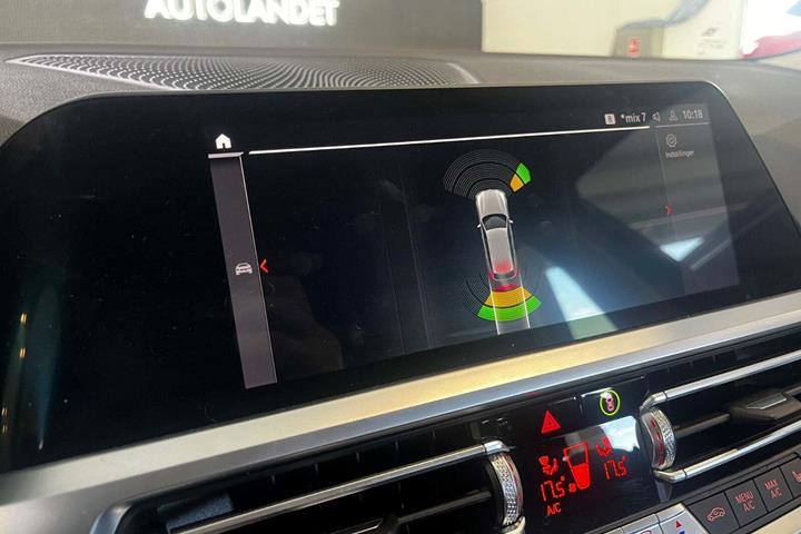 Sort BMW 330e fra 2021