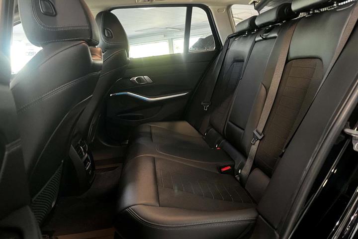 Sort BMW 330e fra 2021