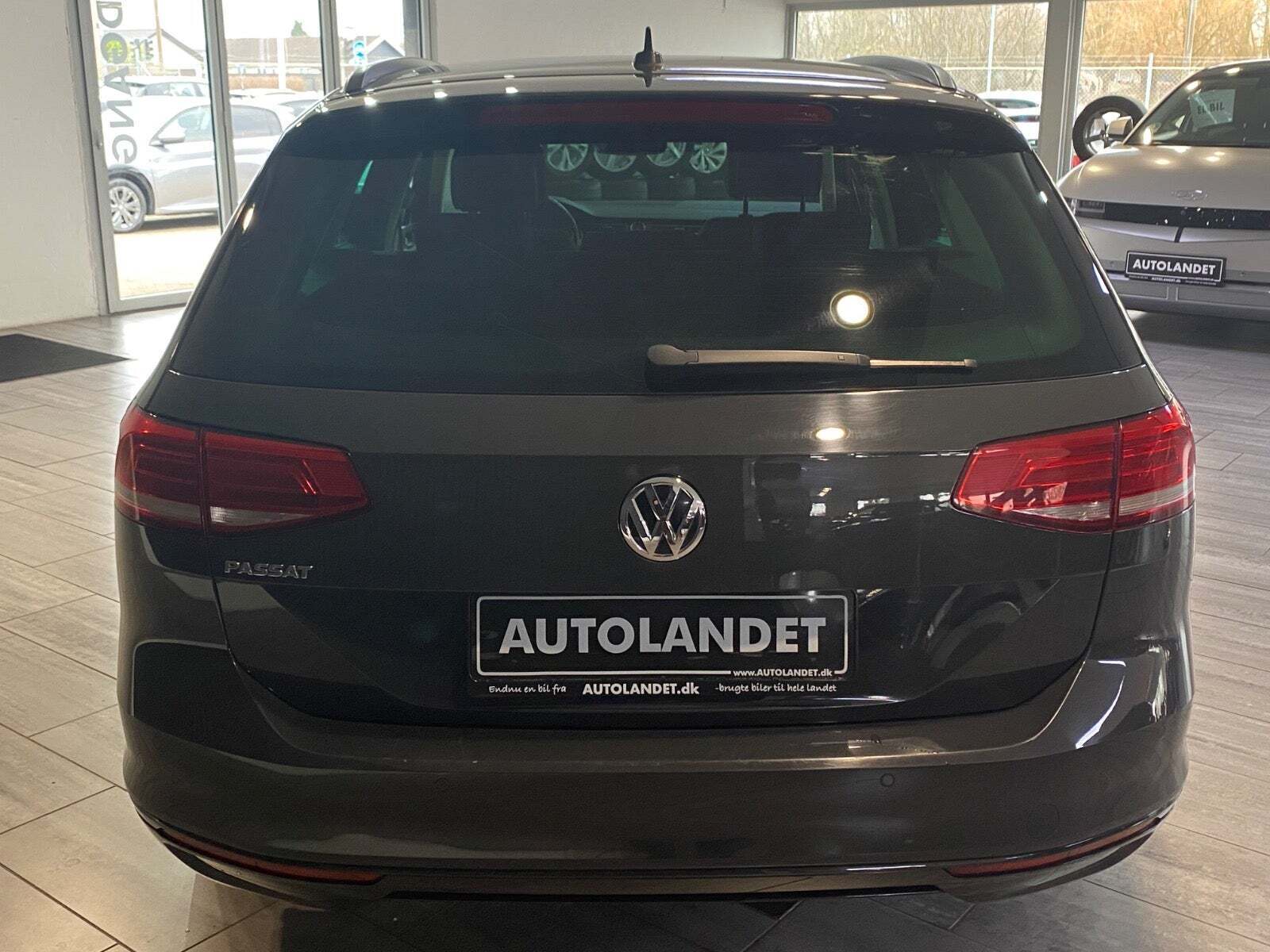 Grå VW Passat fra 2019