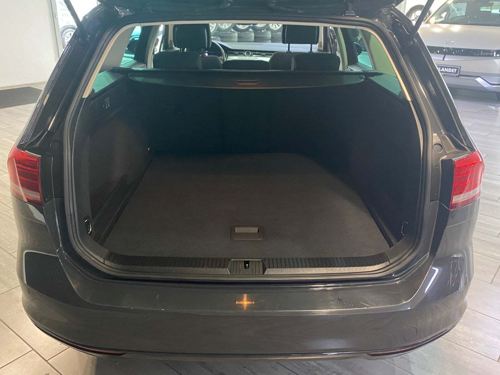 Grå VW Passat fra 2019