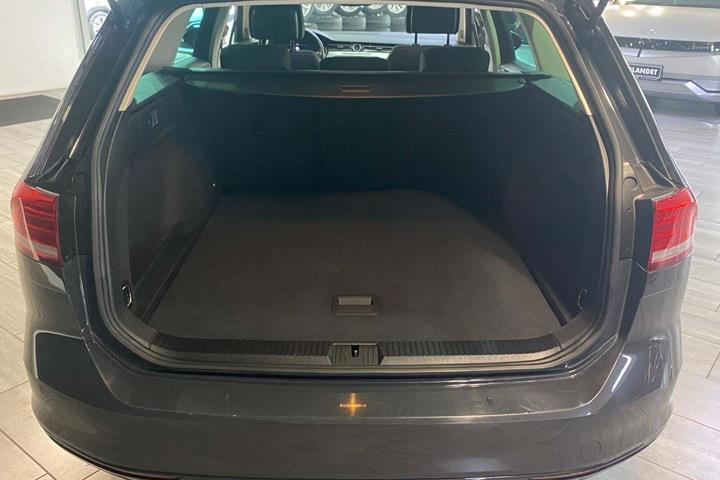 Grå VW Passat fra 2019