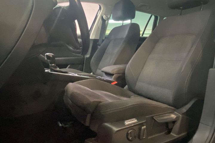 Grå VW Passat fra 2019