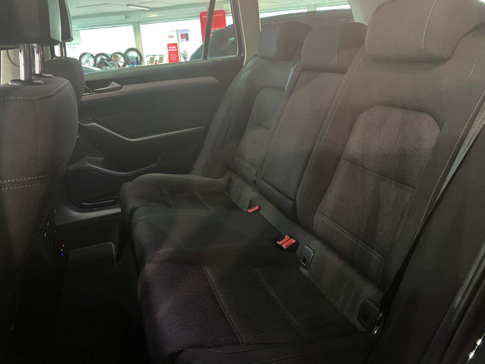 Grå VW Passat fra 2019