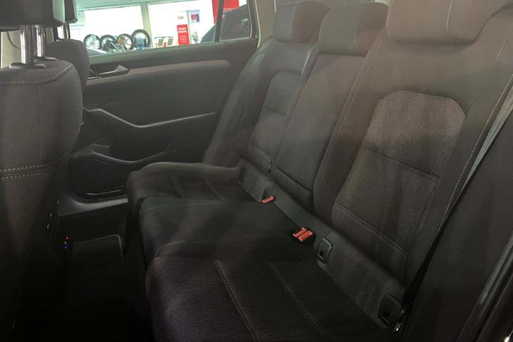 Grå VW Passat fra 2019