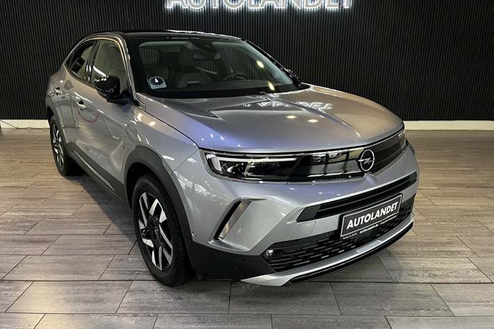 Grå Opel Mokka-e fra 2023 set udefra