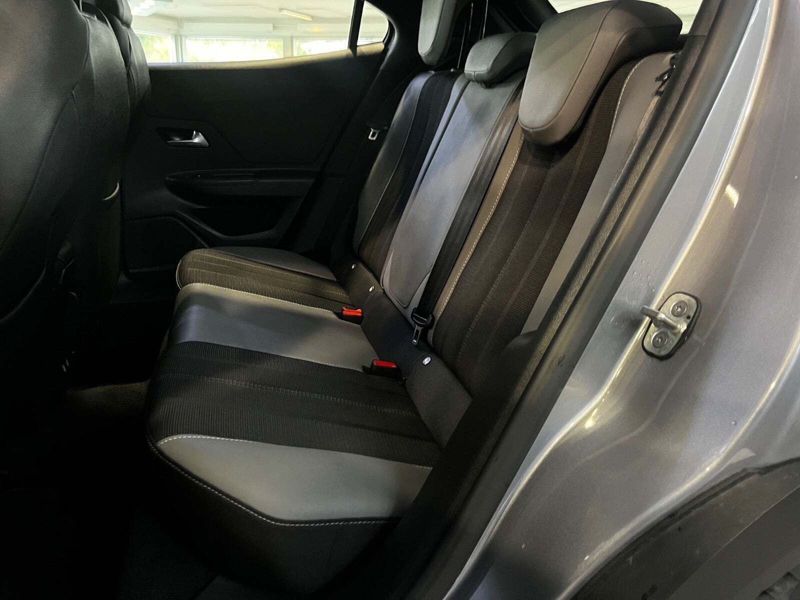 Grå Opel Mokka-e fra 2023