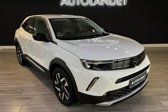 Hvid Opel Mokka-e fra 2023 set udefra