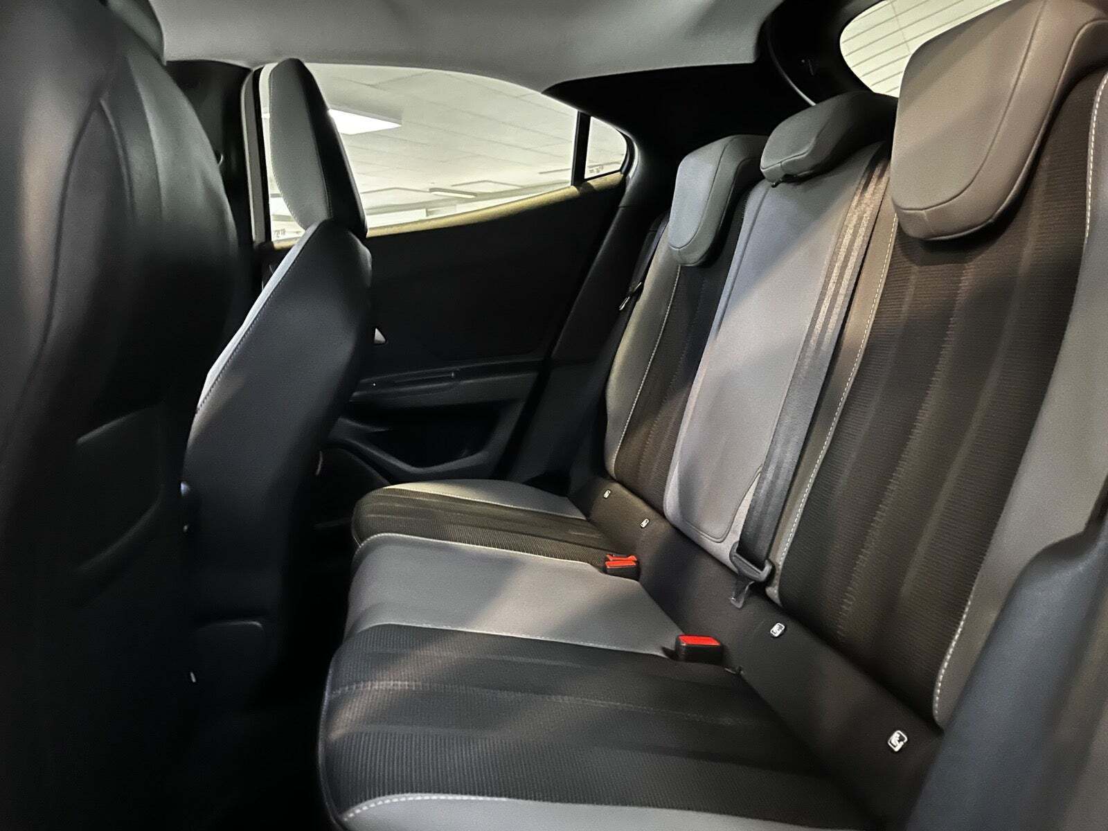 Hvid Opel Mokka-e fra 2023