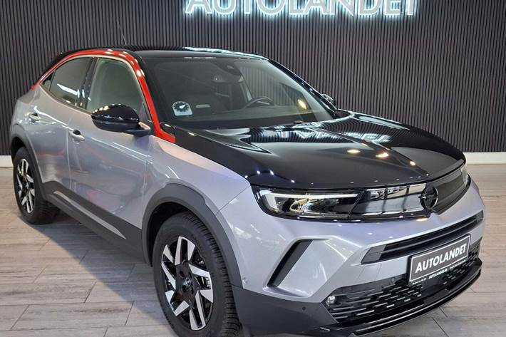 Grå Opel Mokka-e fra 2023 set udefra