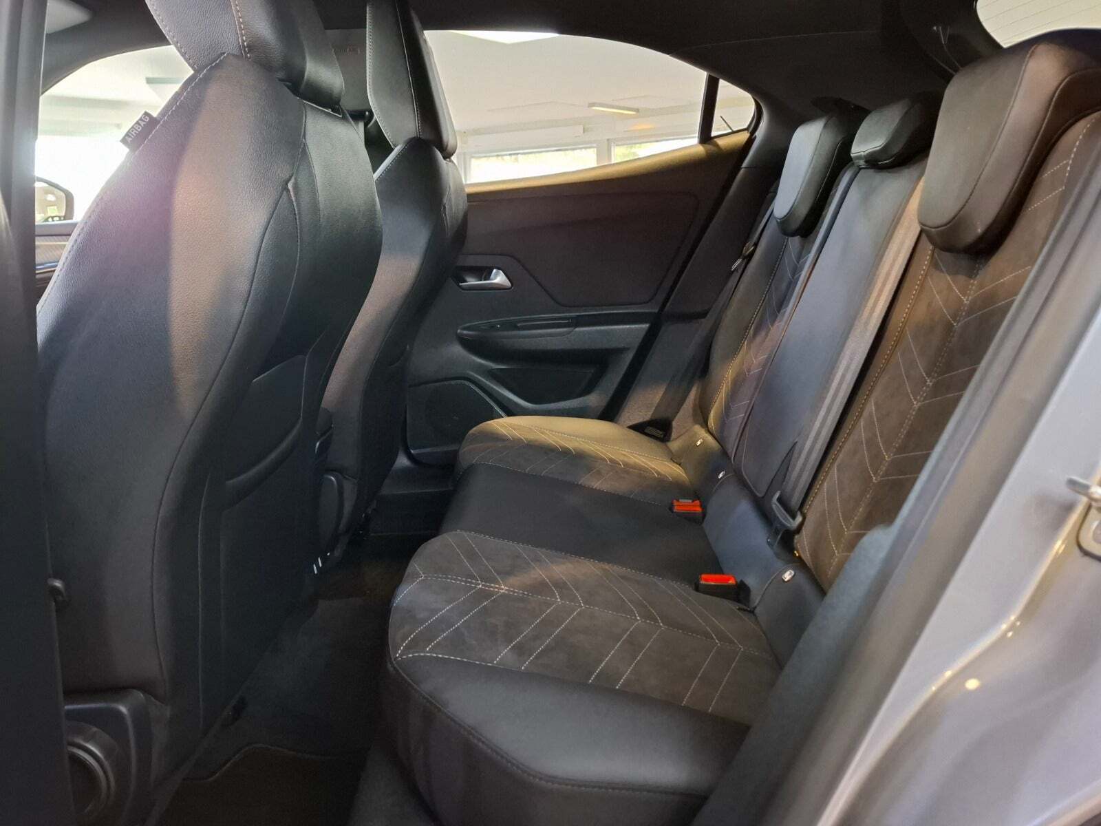 Grå Opel Mokka-e fra 2023