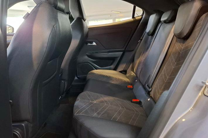 Grå Opel Mokka-e fra 2023