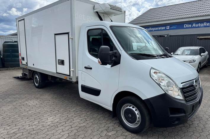 Hvid Opel Movano fra 2017