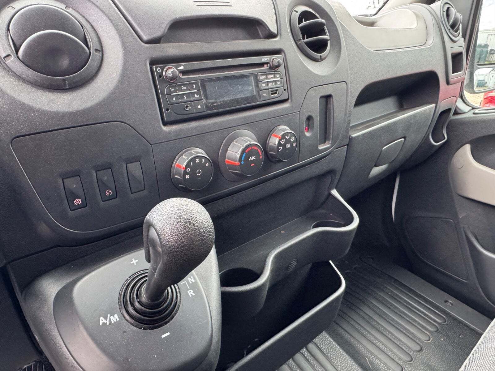 Hvid Opel Movano fra 2017