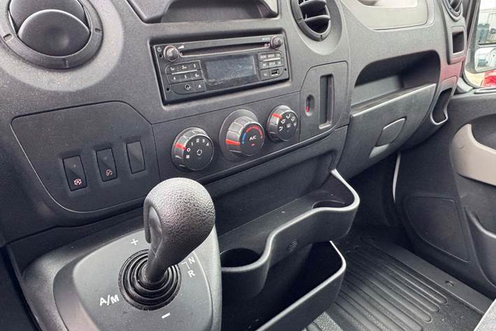 Hvid Opel Movano fra 2017