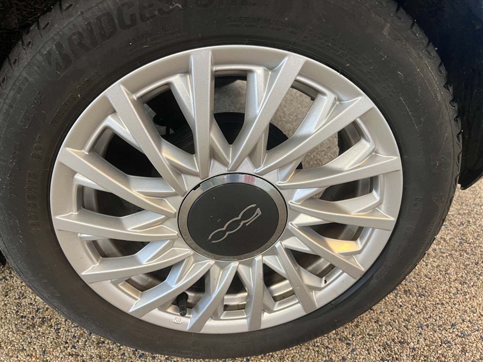 Blå Fiat 500 fra 2024