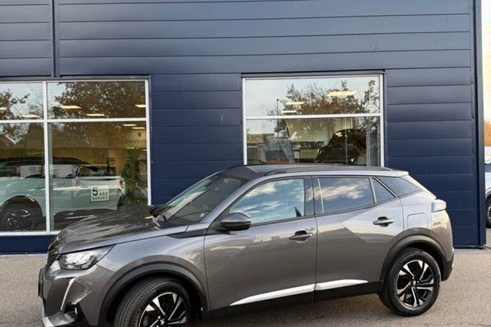 Grå Peugeot 2008 fra 2021 set udefra