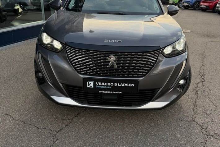 Grå Peugeot 2008 fra 2021