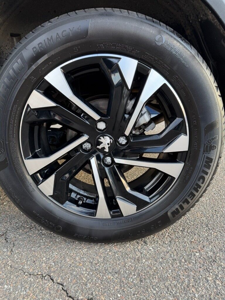 Grå Peugeot 2008 fra 2021