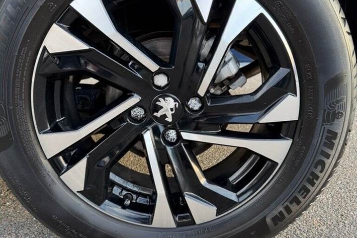 Grå Peugeot 2008 fra 2021