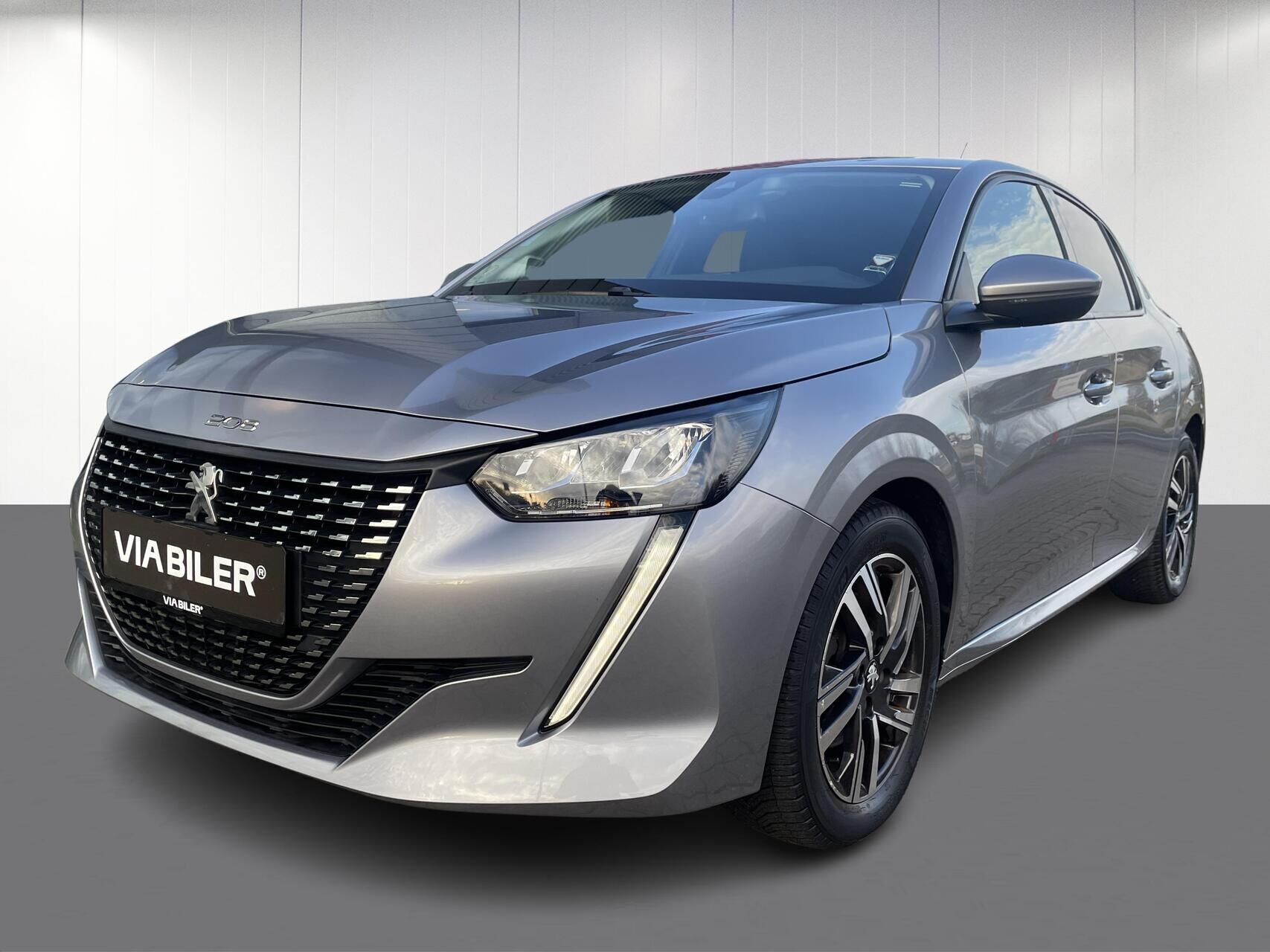 Sølv Peugeot 208 fra 2021 set udefra