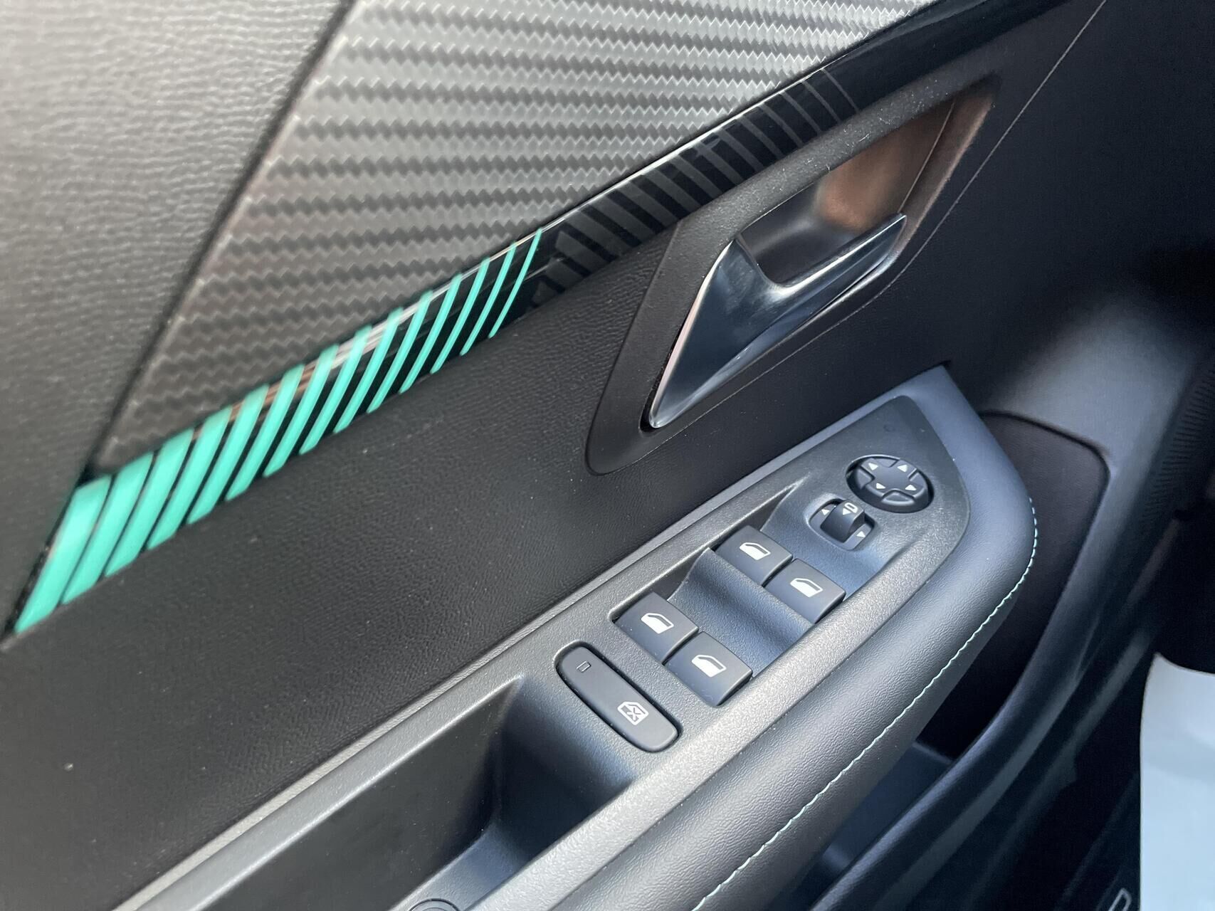 Sølv Peugeot 208 fra 2021