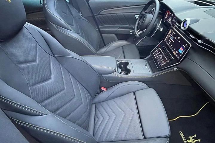 Grå Maserati Grecale fra 2020