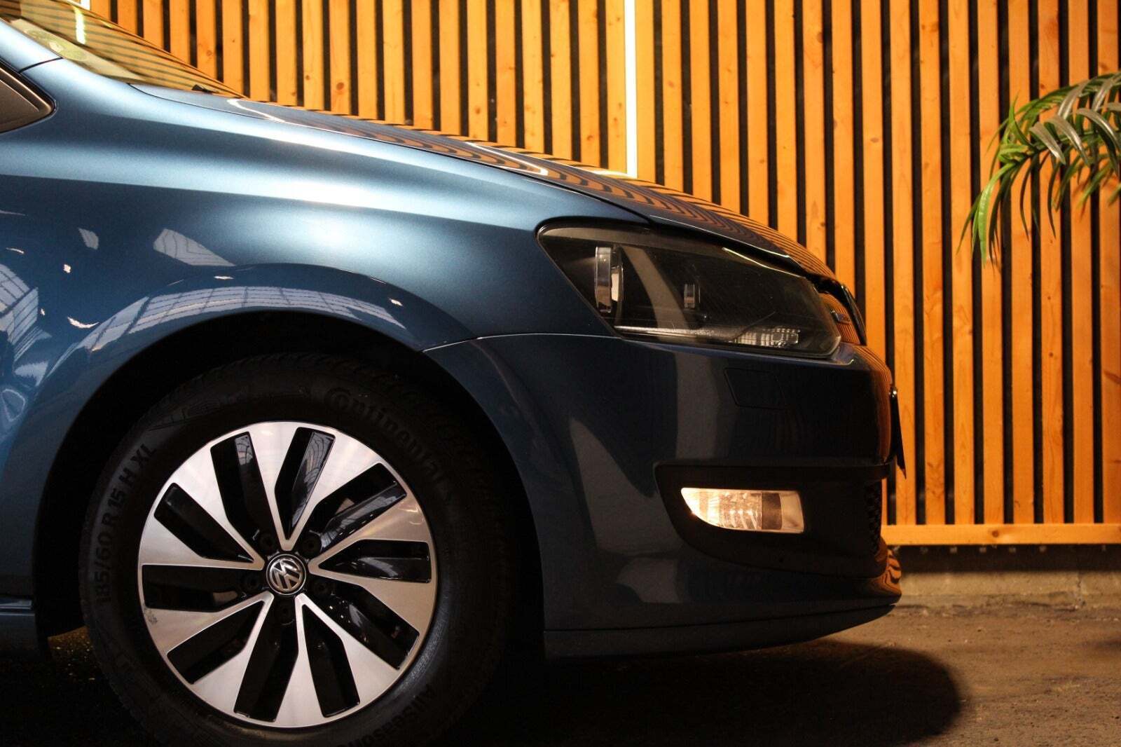 Blå VW Polo fra 2017