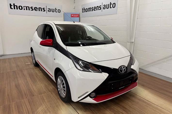 Hvid Toyota Aygo fra 2016 set udefra