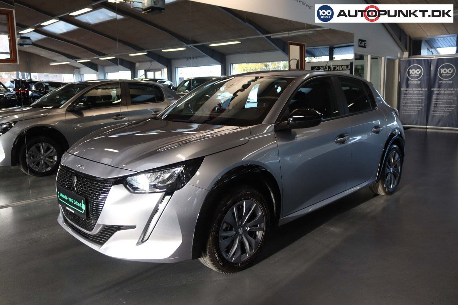 Grå Peugeot e-208 fra 2022 set udefra