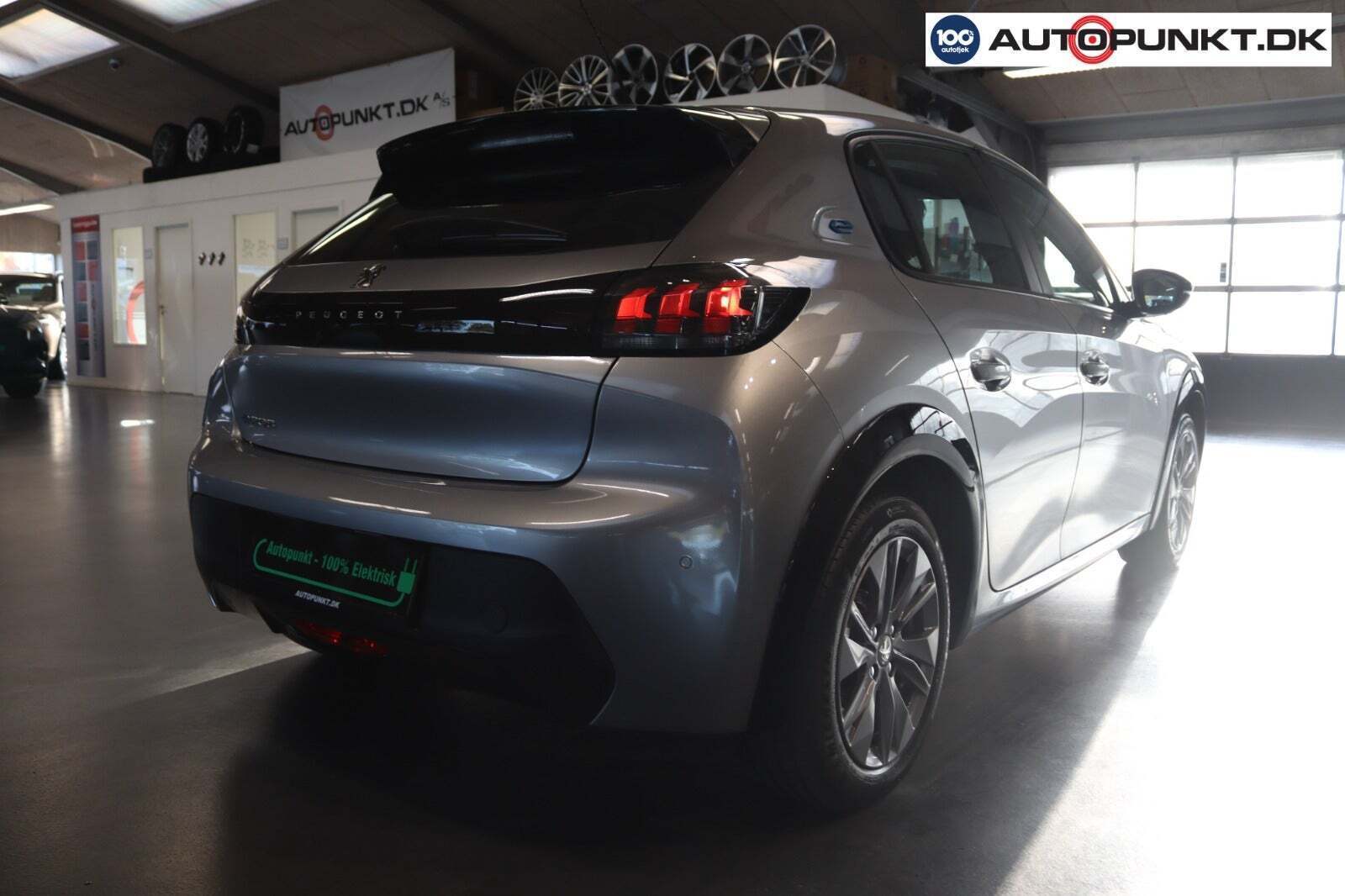 Grå Peugeot e-208 fra 2022