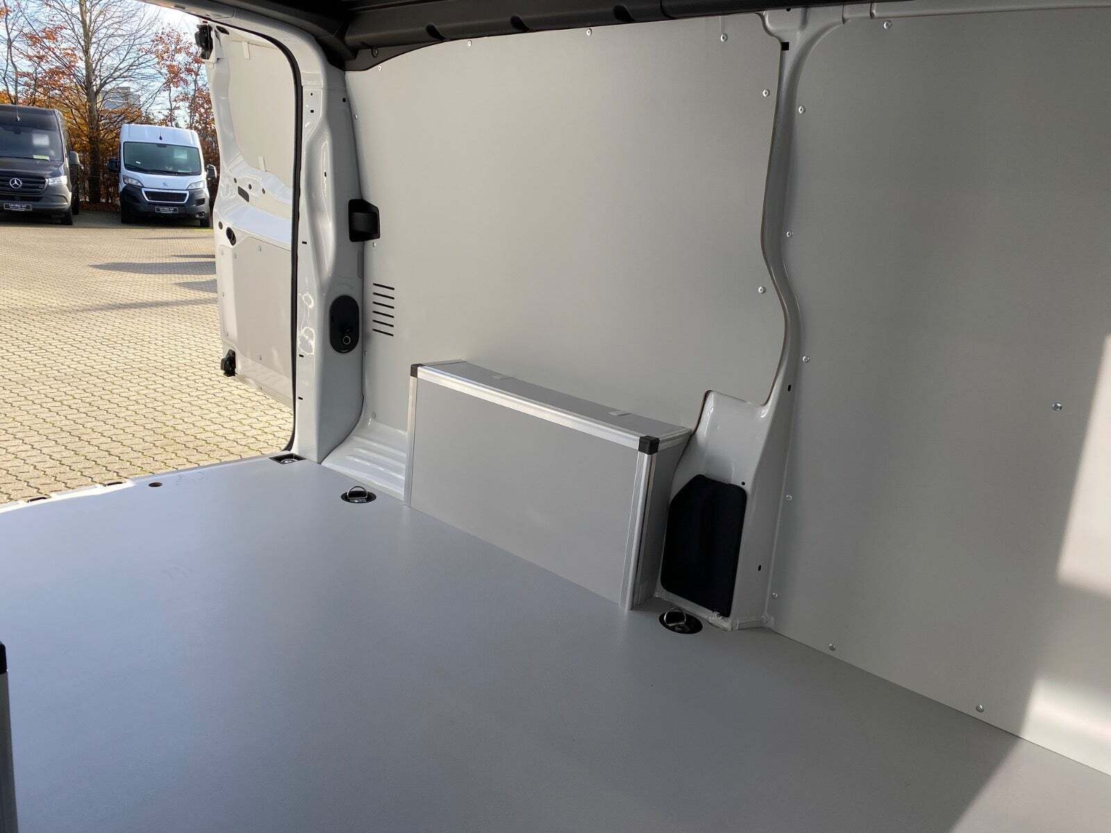 Hvid Opel Vivaro-e fra 2023