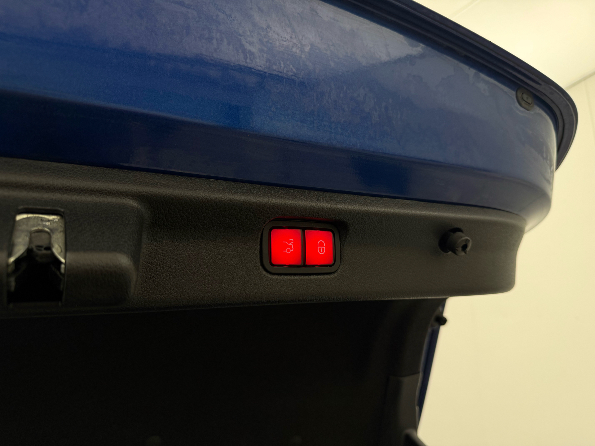 Blå Mercedes EQE 350+ fra 2022