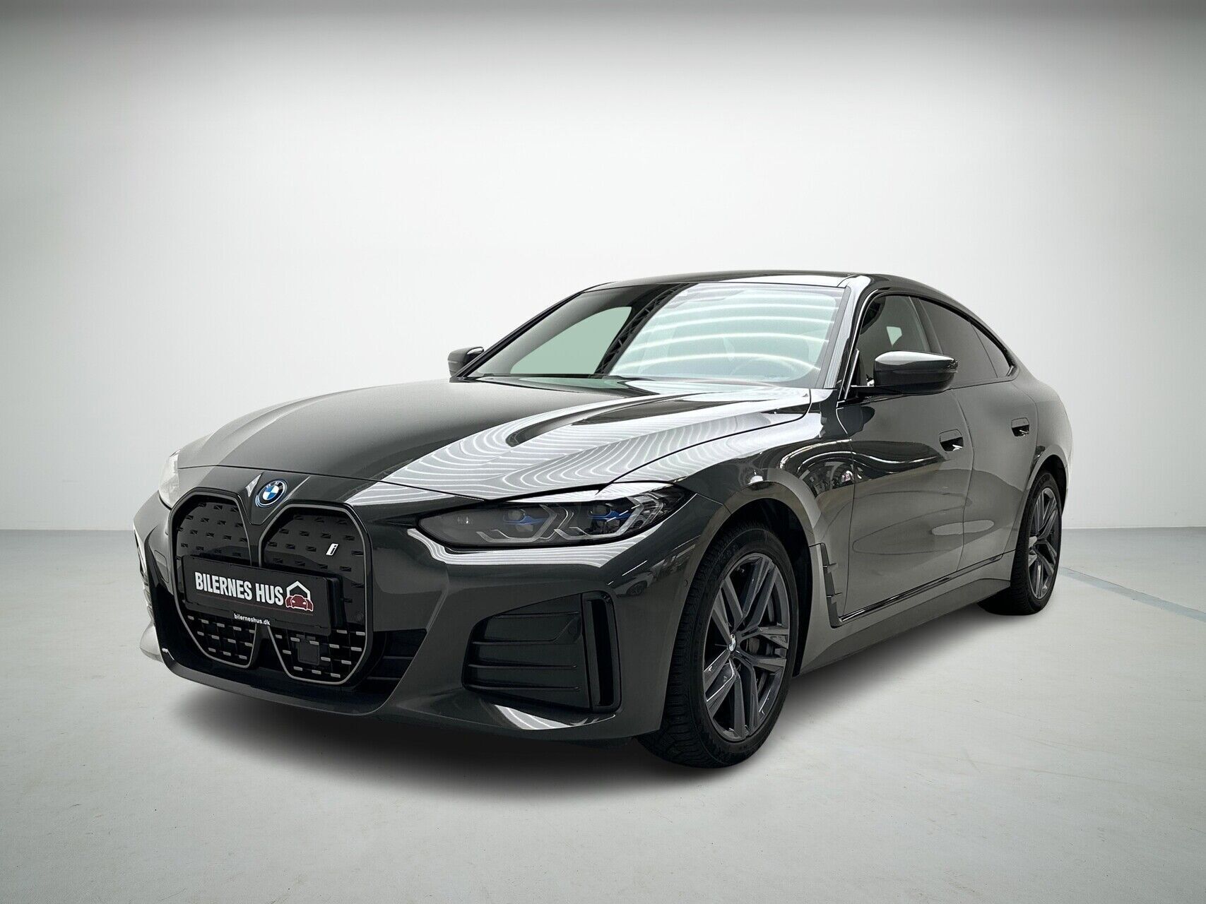 Grå BMW i4 fra 2022 set udefra