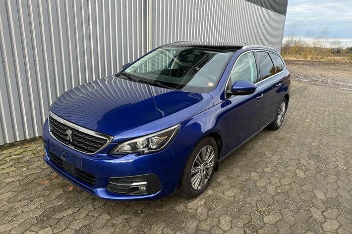 Blå Peugeot 308 fra 2019 set udefra