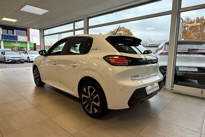 Hvid Peugeot e-208 fra 2025