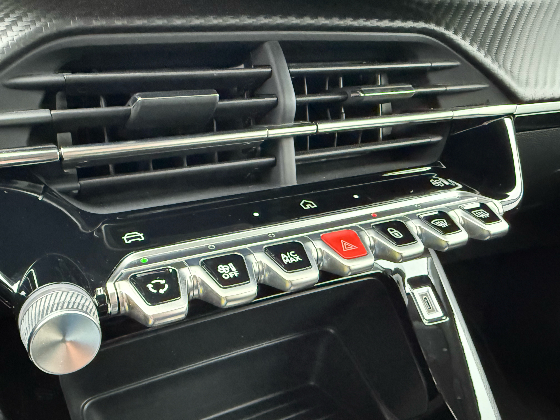 Hvid Peugeot e-208 fra 2025