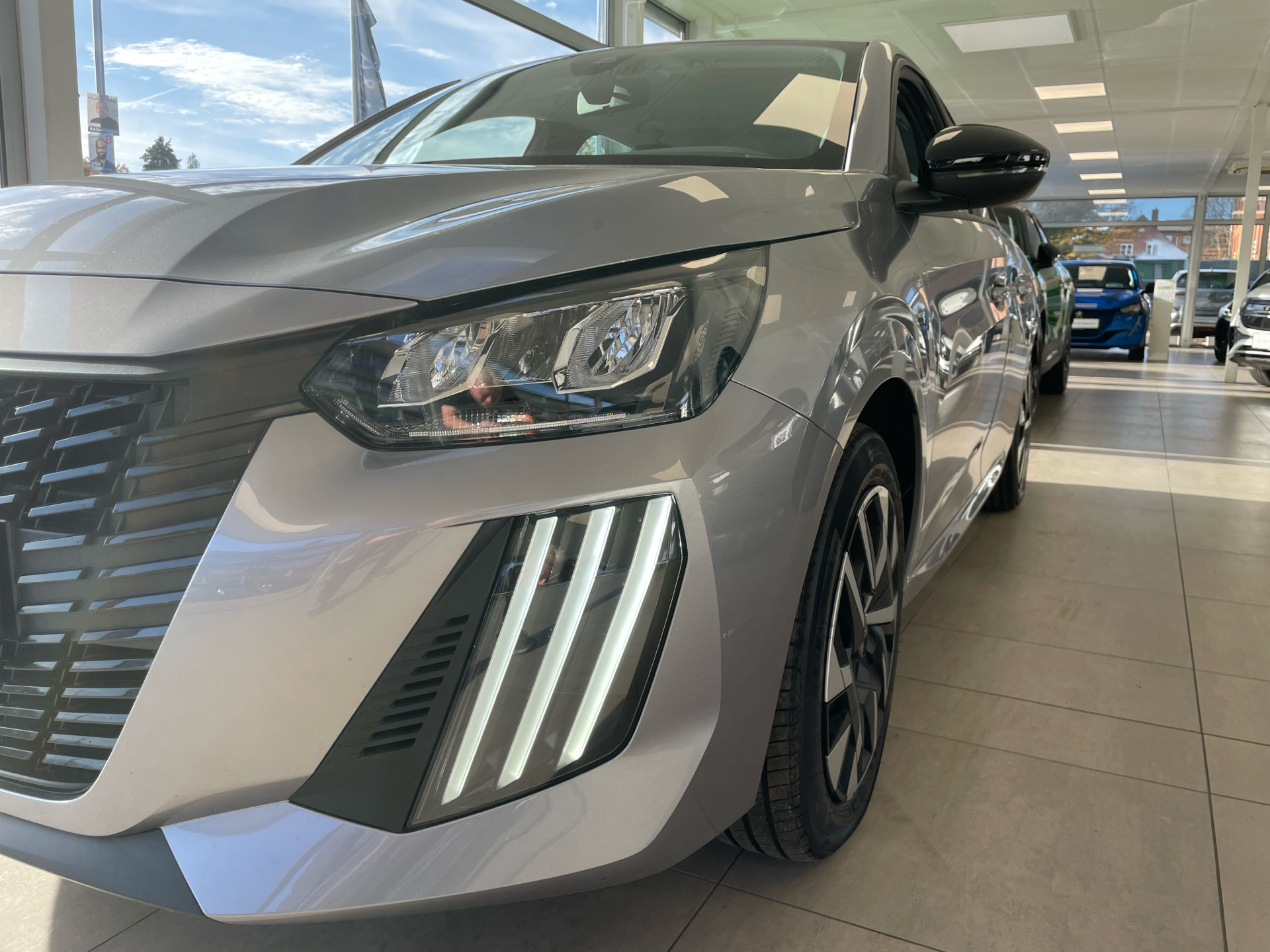 Grå Peugeot e-208 fra 2025