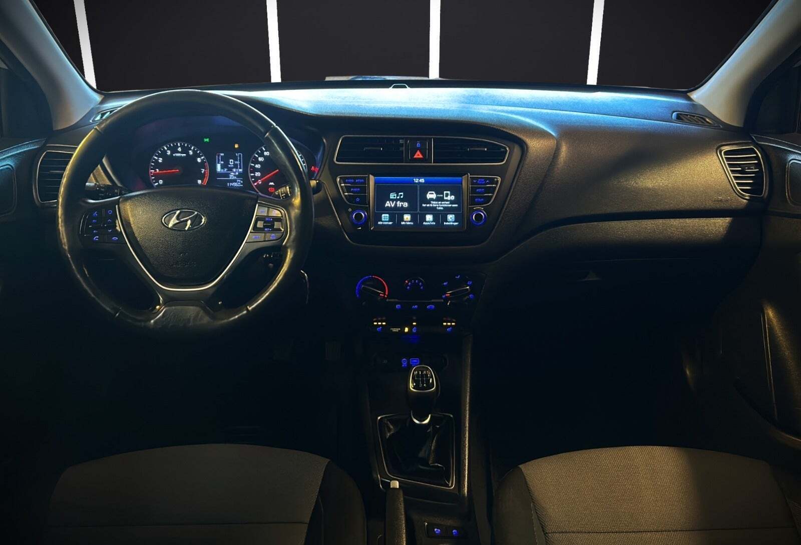 Blå Hyundai i20 fra 2020