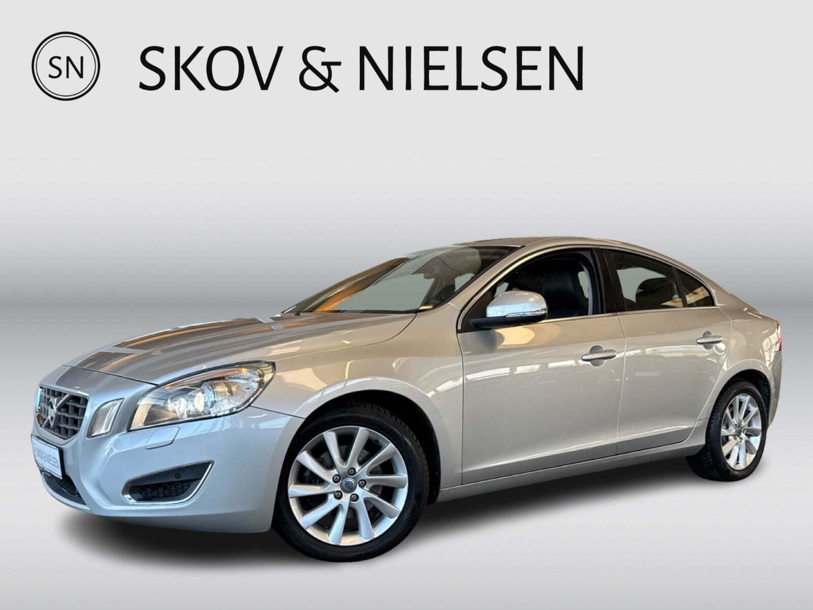 Sølv Volvo S60 fra 2010 set udefra
