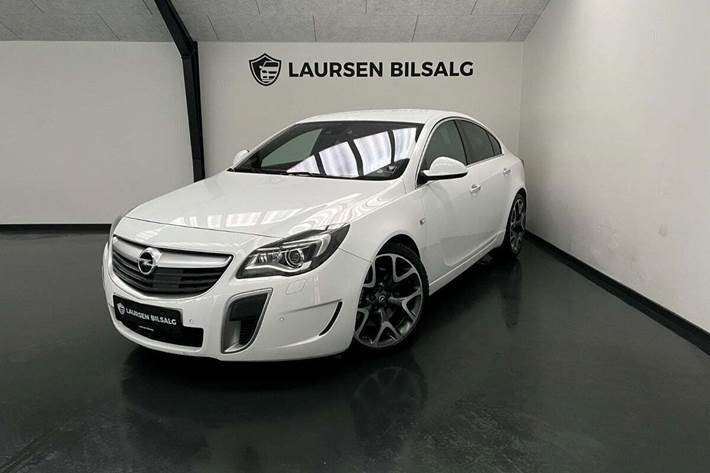 Hvid Opel Insignia fra 2015 set udefra